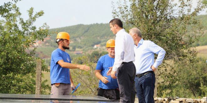 Ministri Gashi inspektoi punimet që po bëhen për restaurimin dhe konsolidimin e Kullës së Azem Bejtës, në Galicë