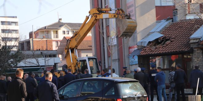 Ka filluar rrënimi i lokaleve në qendër të qytetit të Deçanit
