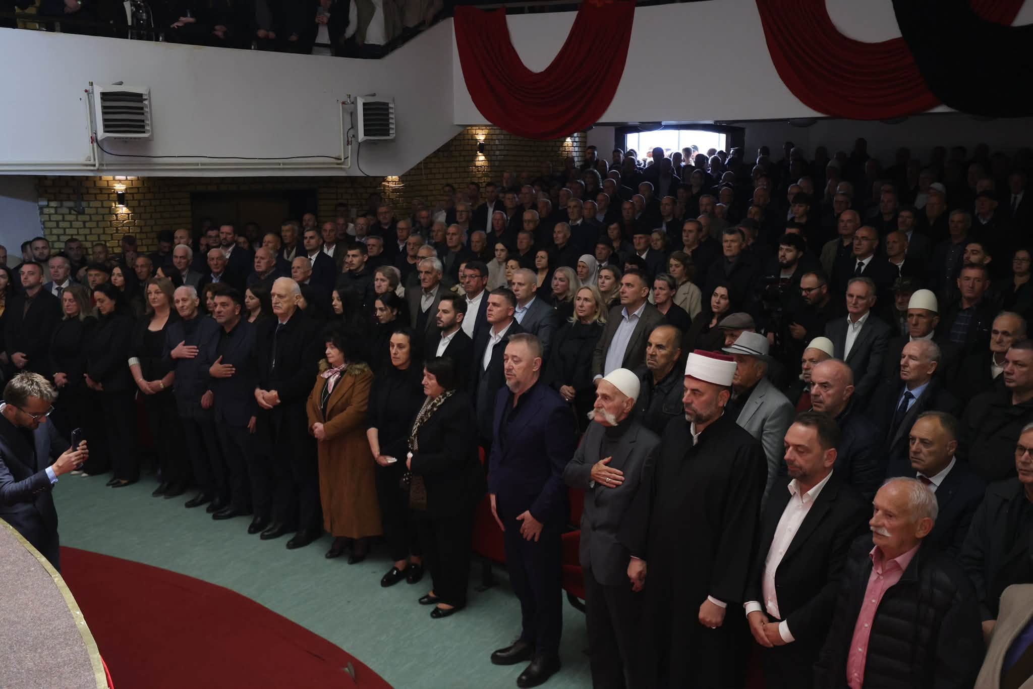 U mbajt AKADEMI PËRKUJTIMORE NË NDERIM TË HEROIT IDRIZ RRECAJ