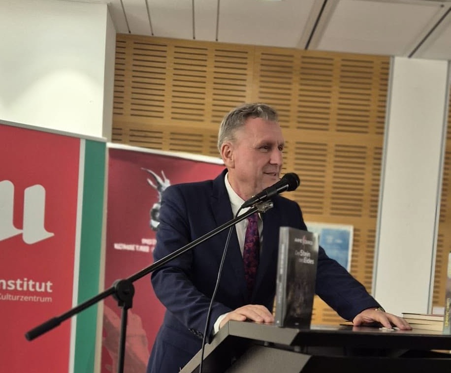 Imer Xhemail Lladrovci  Në ambientet e Instituti të Kulturës së Hungarisë në Stuttgart promovon veprat e profesor Ahmet Qeriqit për Ditën e Çlirimit të KosovësLire