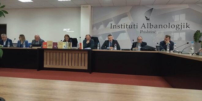 Sot, në Institutin Albanologjik në Prishtinë, u mbajt tryeza ”  Gjergj Kastrioti-Skënderbeu në botimet tona historike: studime dhe sfida”.