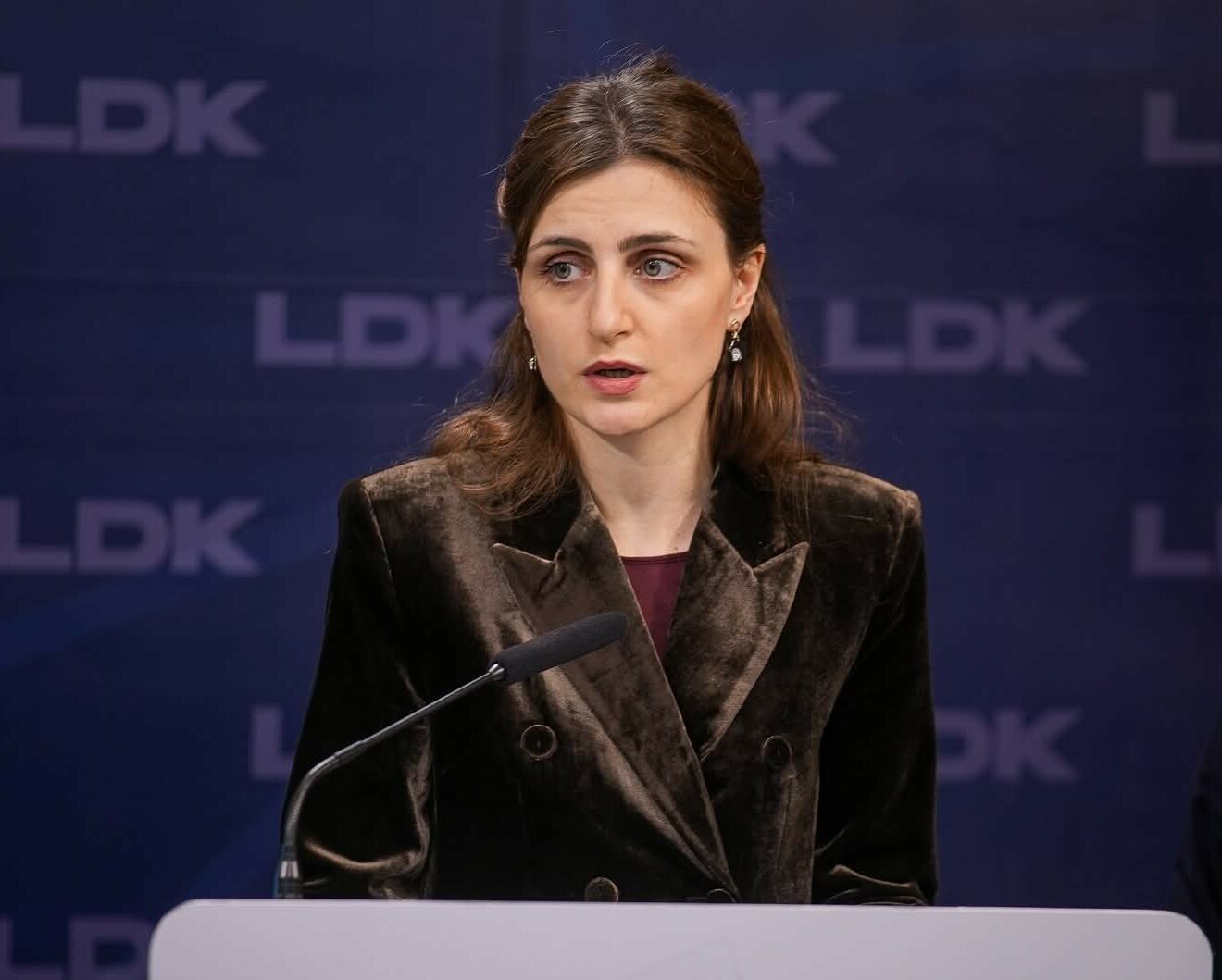 Janina Ymeri  Njëri nga gjashtë deputetët kërkoi dorëzimin e mandatit