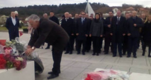 Jakup Krasniqi dhe zyrtarë të Nismës bënë homazhe në Kompleksin Memorial “Adem Jashari” në Prekaz