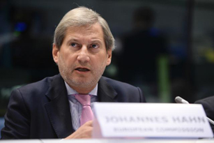 Hahn: BE s’pranon shtete që kanë probleme me vendet fqinje