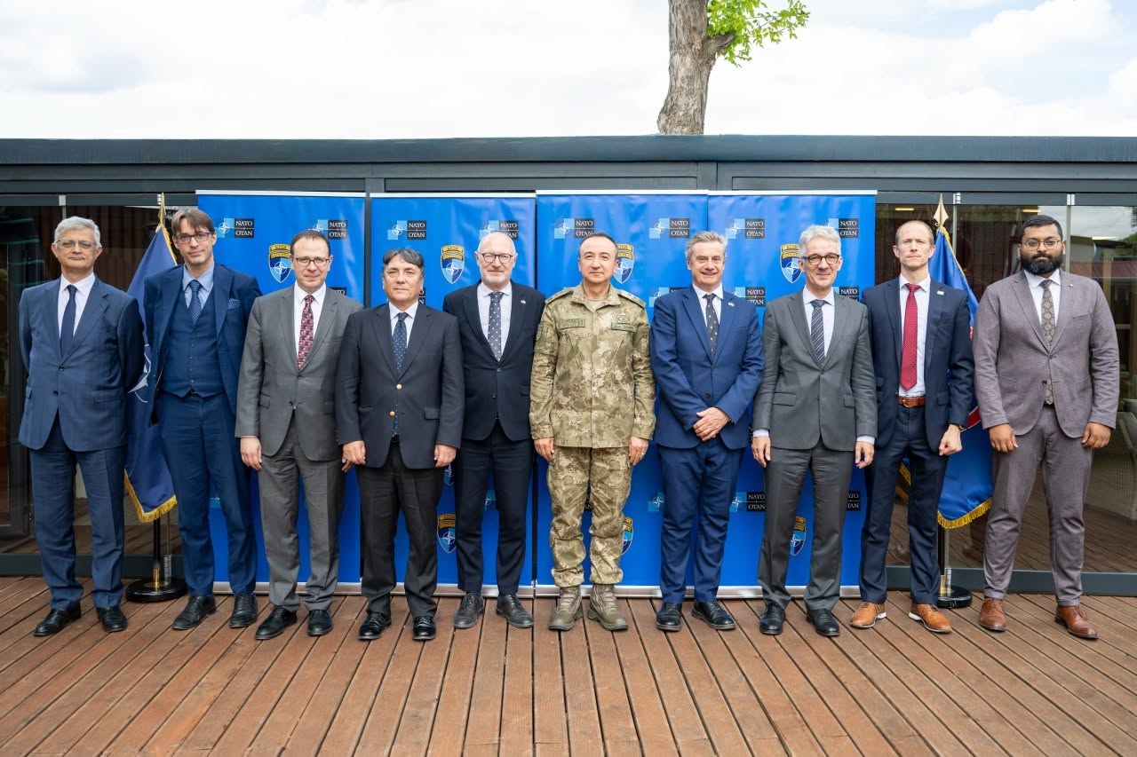 Komandanti i KFOR it Ozkan Ulutash takon ambasadorët e Quint it