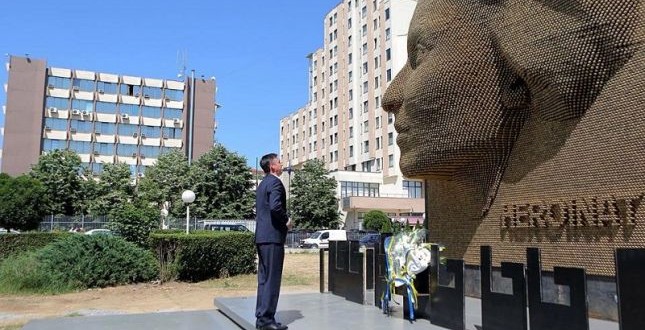 Kryekuvendari Veseli do vendos lule pranë monumentit “Heroinat”, në Prishtinë