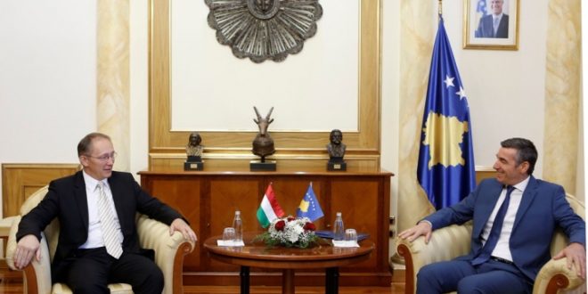 Kryekuvendari Veseli, priti në takim ambasadorin e Hungarisë në Kosovë, Laszlo Markusz