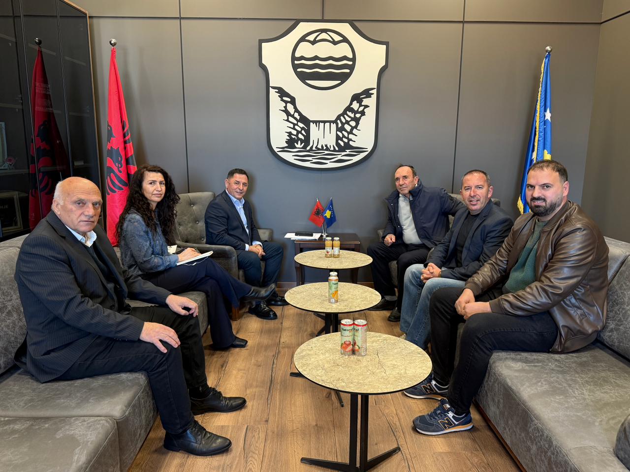 Kryetari Ekrem Kastrati priti në takim kryesinë e re të Shoqatës së Familjeve të Dëshmorëve në Malishevë