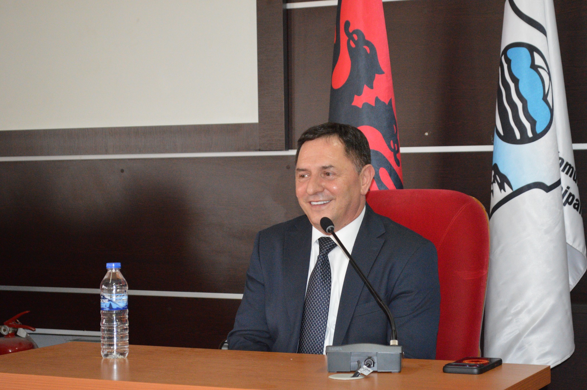 Kryetari Kastrati zhvillon debat me të rinjtë gjimnazistë