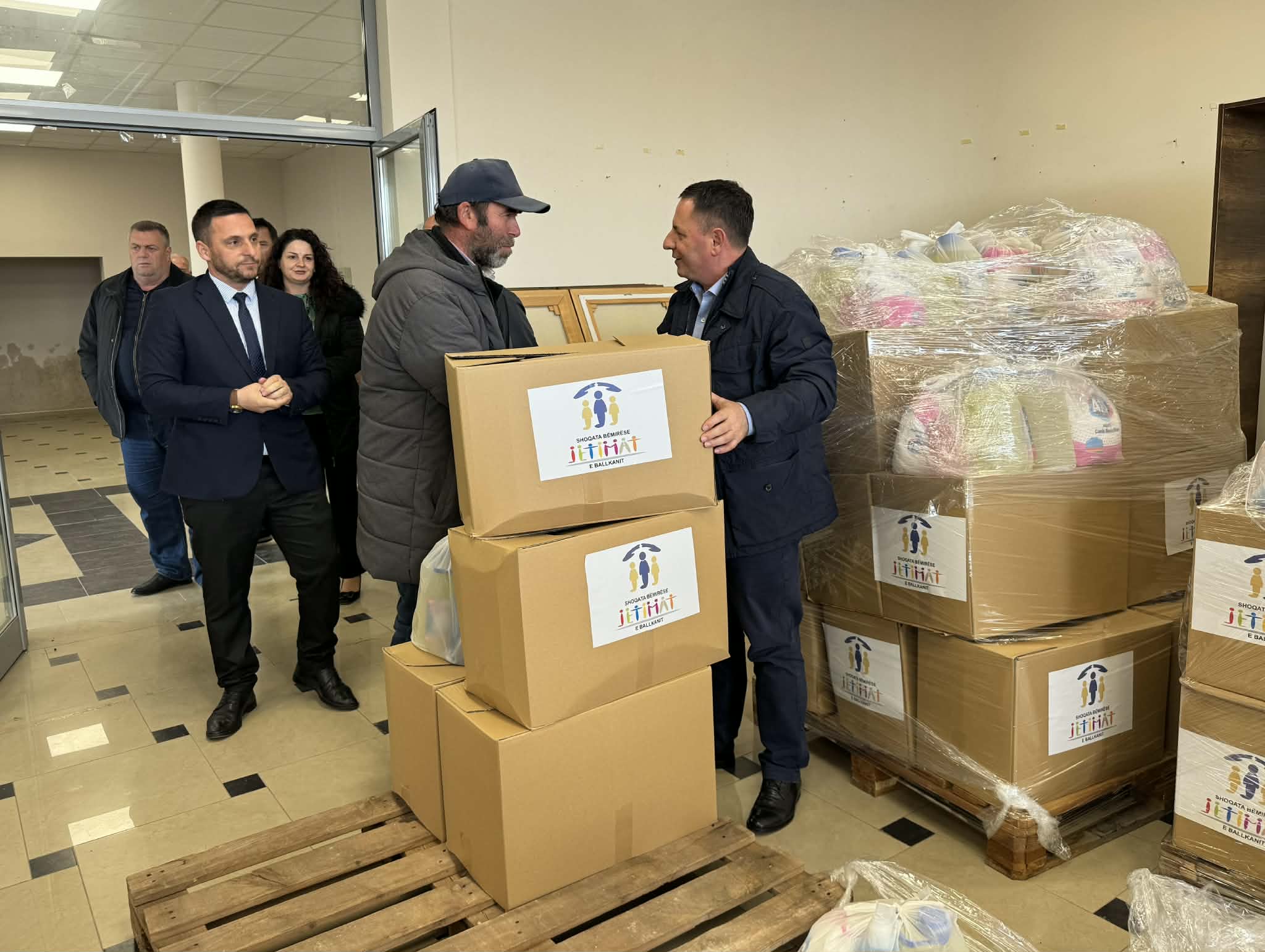 Kryetari i Komunës së Malishevës  Ekrem Kastrati  në bashkëpunim me shoqatën humanitare  Jetimat e Ballkanit   kanë shpërndarë rreth 150 pako ushqimore për familjet në nevojë
