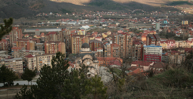 Një serb ka shtënë me armë zjarri në lagjen “Kodra e Minatorëve” në Mitrovicë, kundër fëmijëve shqiptarë