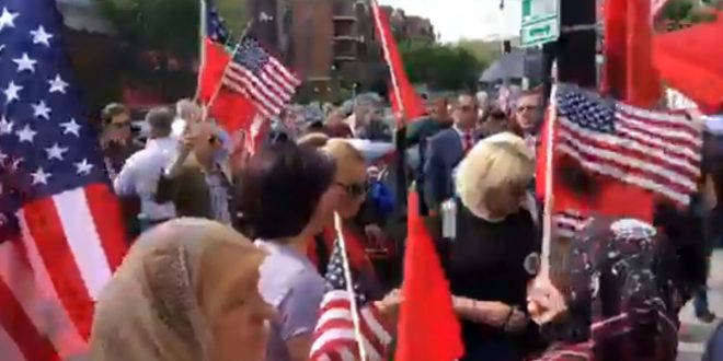 Shqiptarët në Amerikë protestuan para Ambasadës së Serbisë dhe kërkuan drejtësi për viktimat e luftës në Kosovë