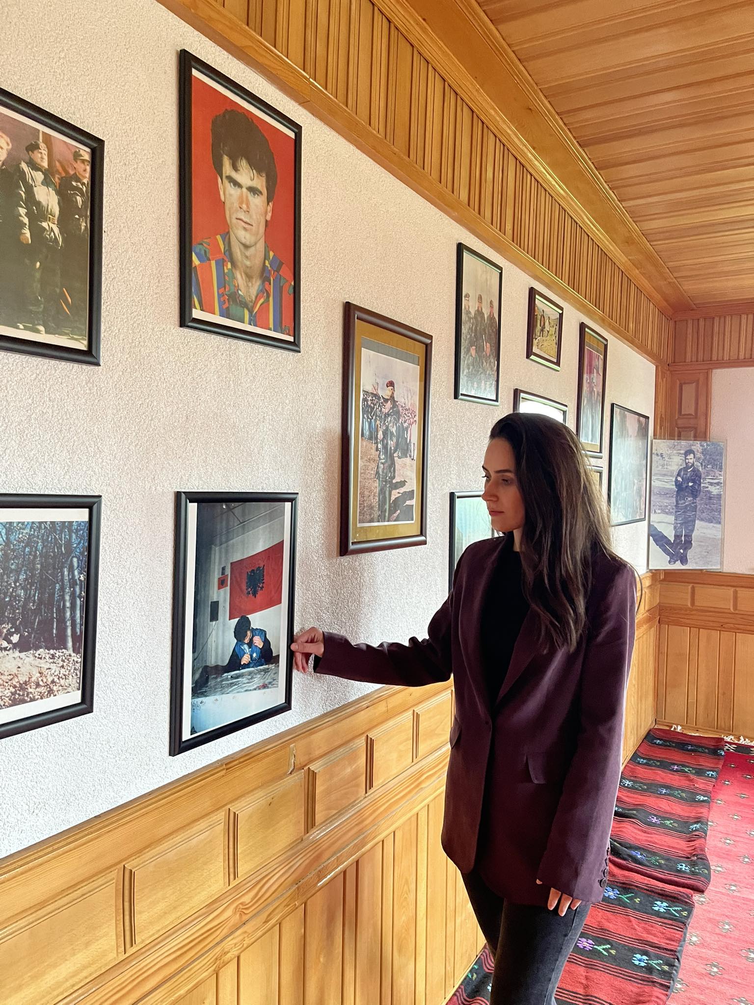 Krenare Kodra kujton babanë Ilaz Kodra   Prania jote më ka udhëhequr gjithë jetën 