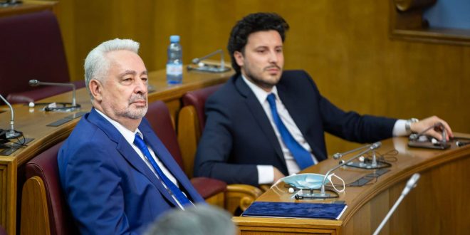 Kryeministri i Malit të Zi, Zdravko Krivokapiq kërkon shkarkimin e zëvendës-kryeministrit të deritashëm, Dritan Abazoviq
