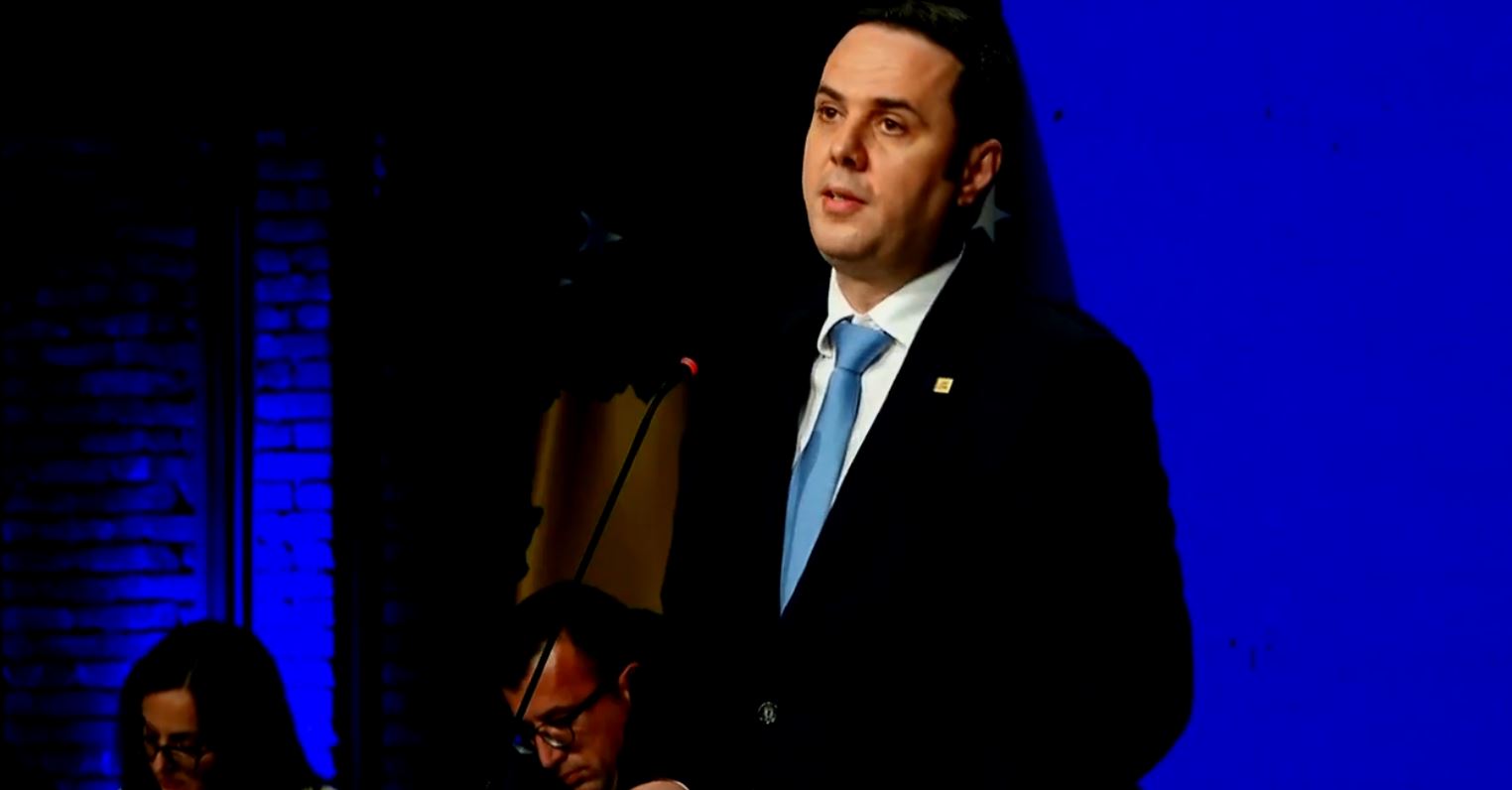 Lumir Abdixhiku pezullon negociatat për institucionet  ngase janë dorëzuar 148 nënshkrime për shkarkimin e tij