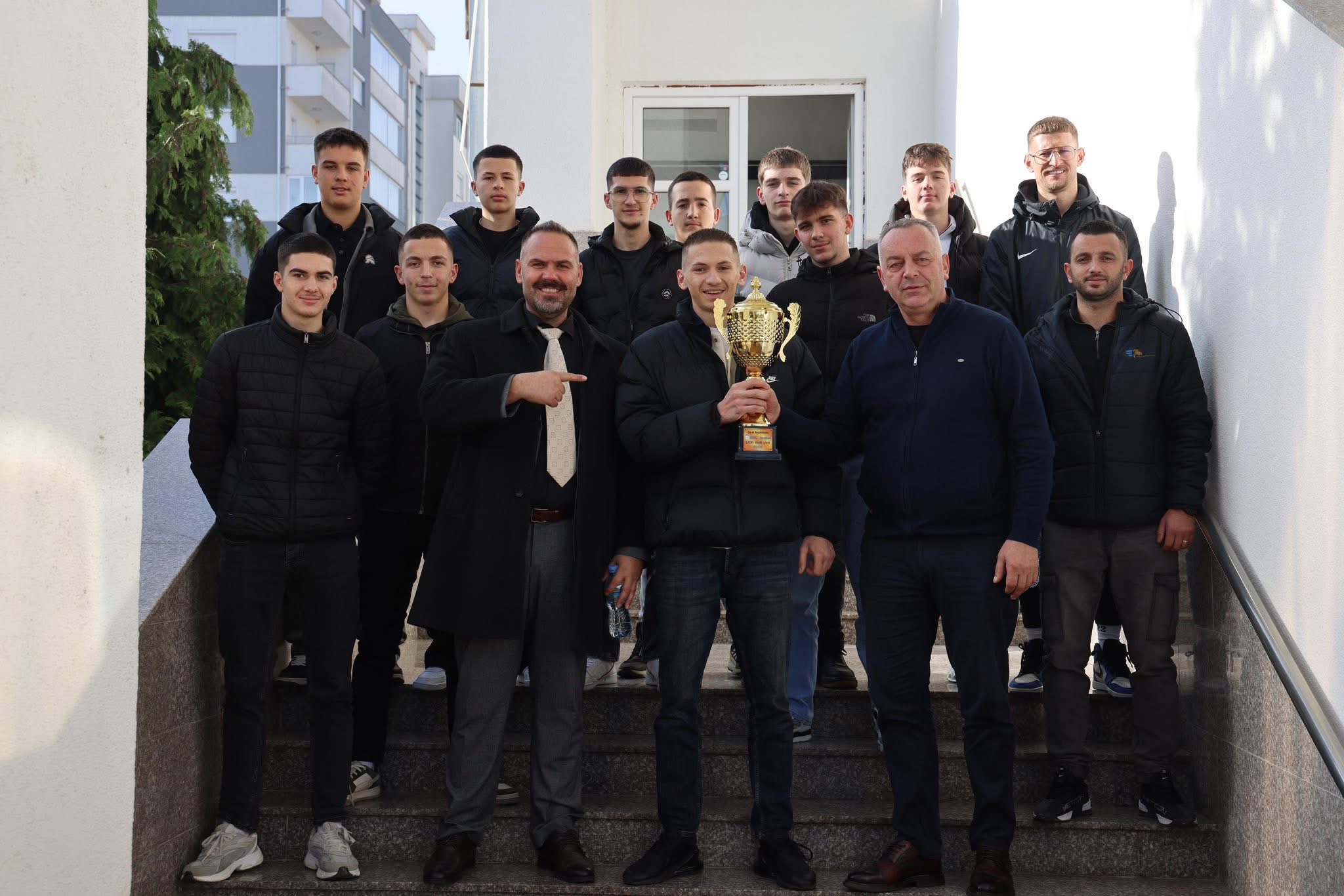 Kryetari Bashkim Ramosaj  priti në takim kampionët e garave Rajonale dhe Republikane në hendboll   ekipin e Gjimnazit  Vëllezërit Frashëri 