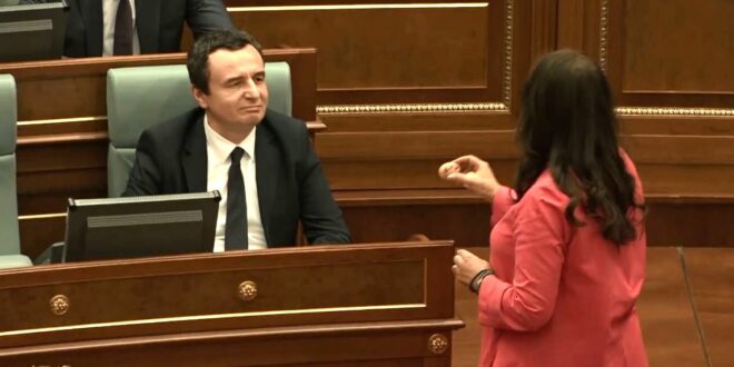Deputetja Dumoshi i jep vezë Kurtit, Konjufcës e Haxhiut, për nënshkrimin e marrëveshjes për rrymë me Serbinë