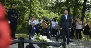 Kryeministri, Albin Kurti e nderon policin Enver Zymberin në dhjetëvjetorin e rënies në krye të detyrës