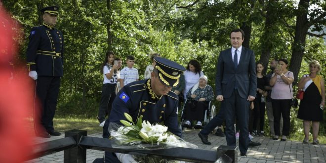 Kryeministri, Albin Kurti e nderon policin Enver Zymberin në dhjetëvjetorin e rënies në krye të detyrës