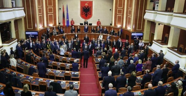 Sekretariati i Etikës në Kuvendin e Shqipërisë ka vendosur përjashtimin për 10 ditë të 18 deputetëve të PD-së nga seancat plenare