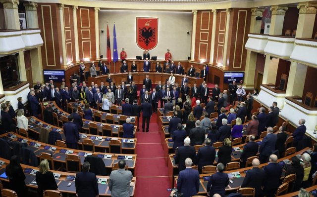 Ndryshime në qeverinë shqiptare  Vengu dorëzon detyrën me sistemet  Javelin   Spiropali reagon pas shkarkimit