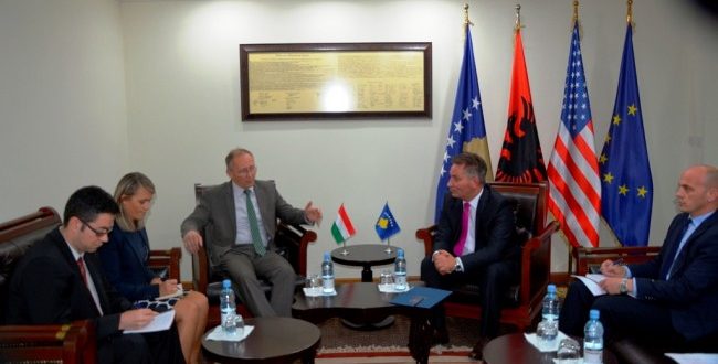 Ministri i Infrastrukturës, Pal Lekaj priti sot në një takim ambasadorin e Hungarisë në Kosovë, Laszlo Markusz