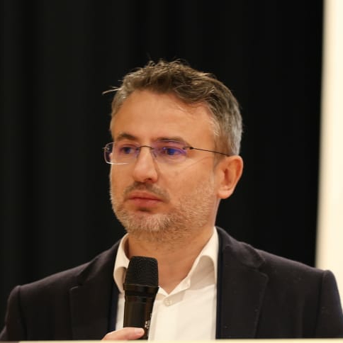 Labinot Bislimi  NGA PROTESTA TEK KRYENGRITJA
