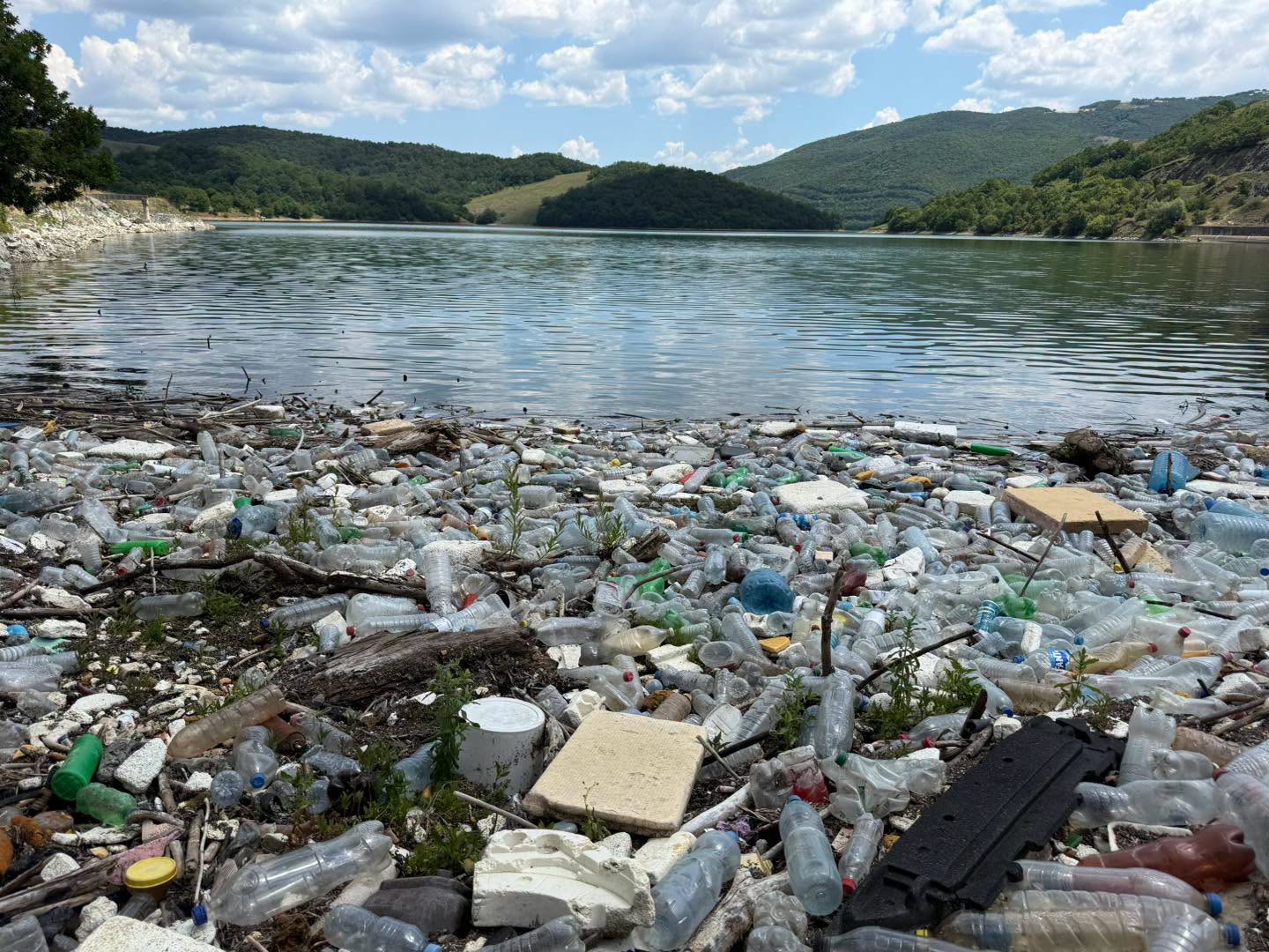 Rikthehet ndotja në Liqenin e Badocit  kërkohet reagim urgjent për mbrojtjen e burimit të ujit të pijshëm