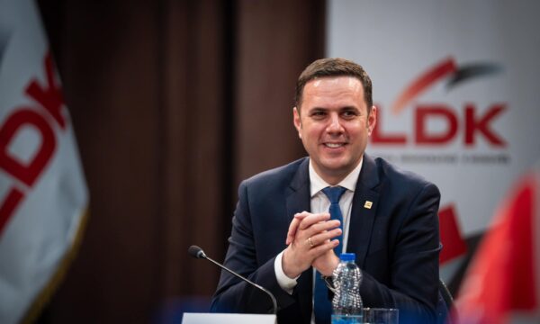 Lumir Abdixhiku mbijeton në Kuvendin e LDK së  ruan postin e kryetarit