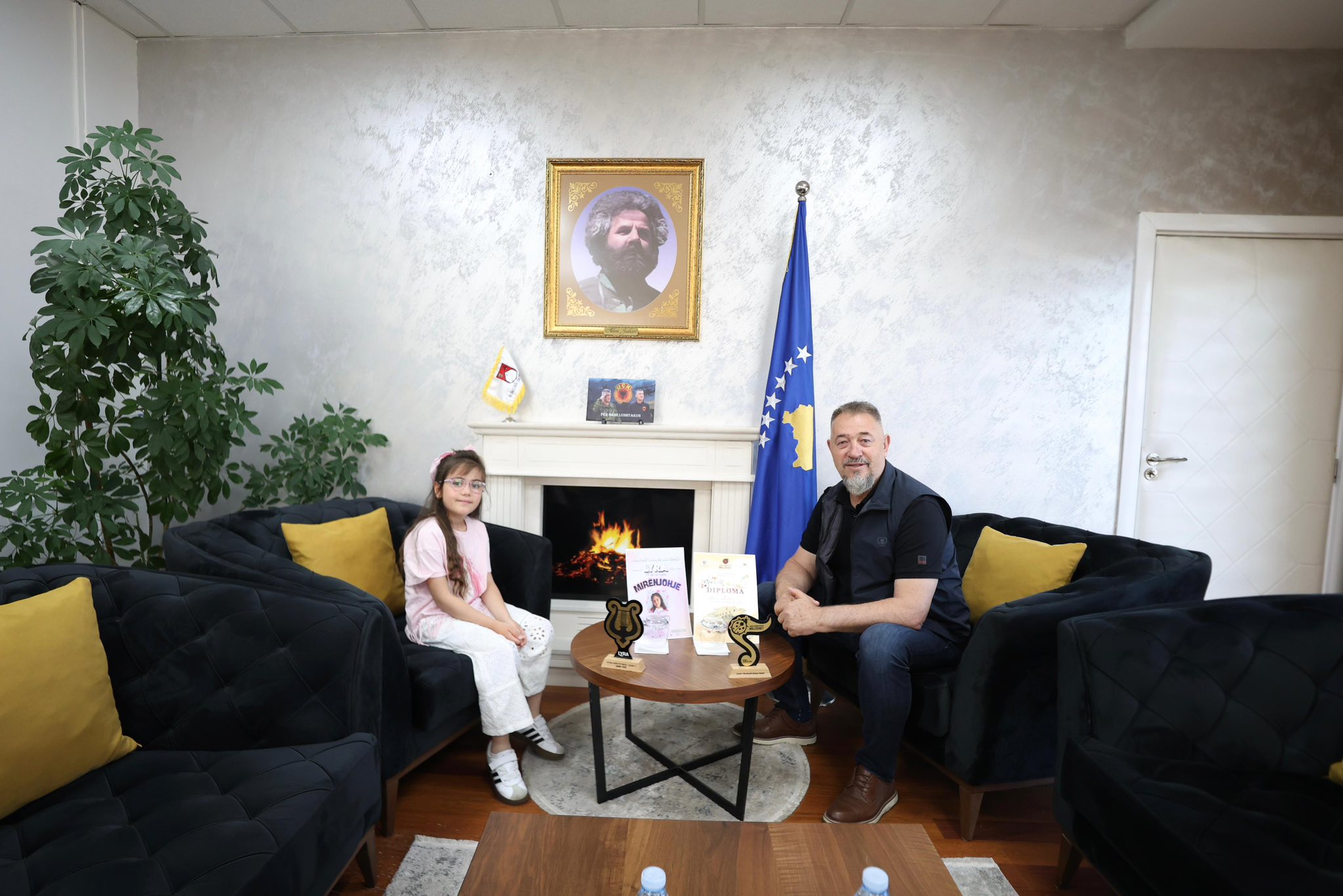 Kryetari Lushtaku  ka pritur në takim talenten e re  Amra Salihu  nxënëse e Shkollës Fillore  Shaban Jashari 
