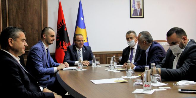 Ministri, Vesel Krasniqi priti në takim udhëheqësit e Odës së Afarizmit të Kosovës