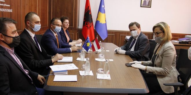 Ministri, Vesel Krasniqi priti në takim ambasadorin e Austrisë̈ në Kosovë, Christoph Weidinger