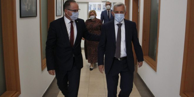 Ministri i Tregtisë dhe Industrisë, Vesel Krasniqi priti në takim ambasadorin e Shqipërisë në Kosovë, Qemal Minxhozi