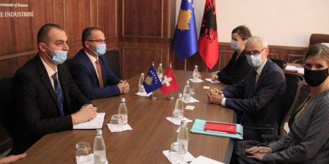 Ministri Krasniqi e takon ambasadorin e Zvicrës në Kosovë, Thomas Kolly, diskutojnë për mundësinë e investimeve