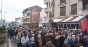 Mijëra qytetarë liridashës të Kumanovës marshuan në shenjë solidarizimi për vdekjen e Astrit Deharit