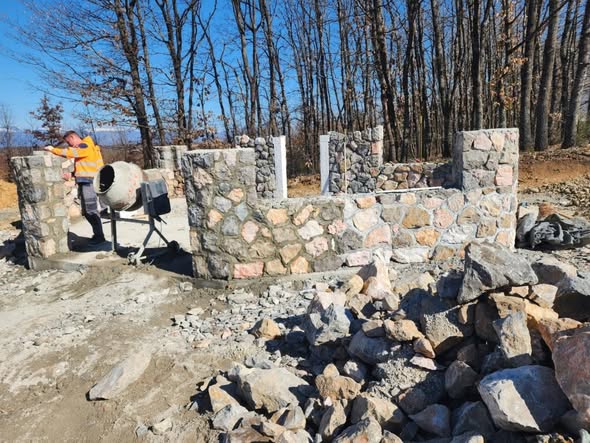 Punimet për ndërtimin e lapidarëve të dëshmorëve në fshatrat Maznik dhe Dashinoc po zhvillohen me ritëm të shtuar