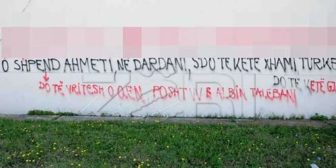 Një grup i vetëquajtur antiislamist përmes grafiteve kërcënon kryetarin Thaçi, Shpend Ahmetin e Naim Tërnavën
