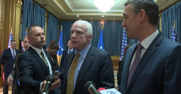 Senatori McCain e quan Kadri Veselin lider të madh