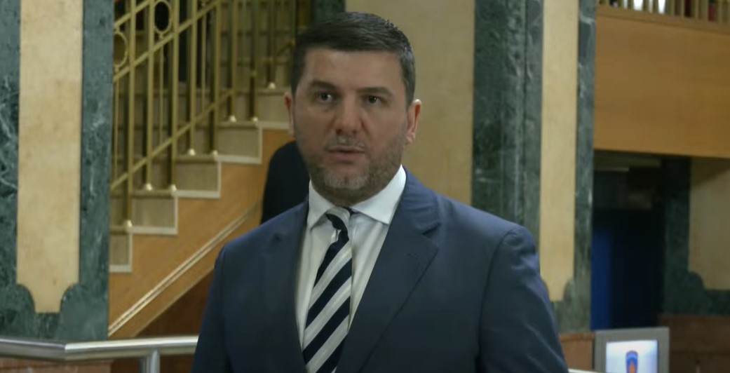 Memli Krasniqi kritikon ashpër Vetëvendosjen për kandidaturën e Haxhiut   Shkelje kushtetuese dhe përçmim ndaj qytetarëve 