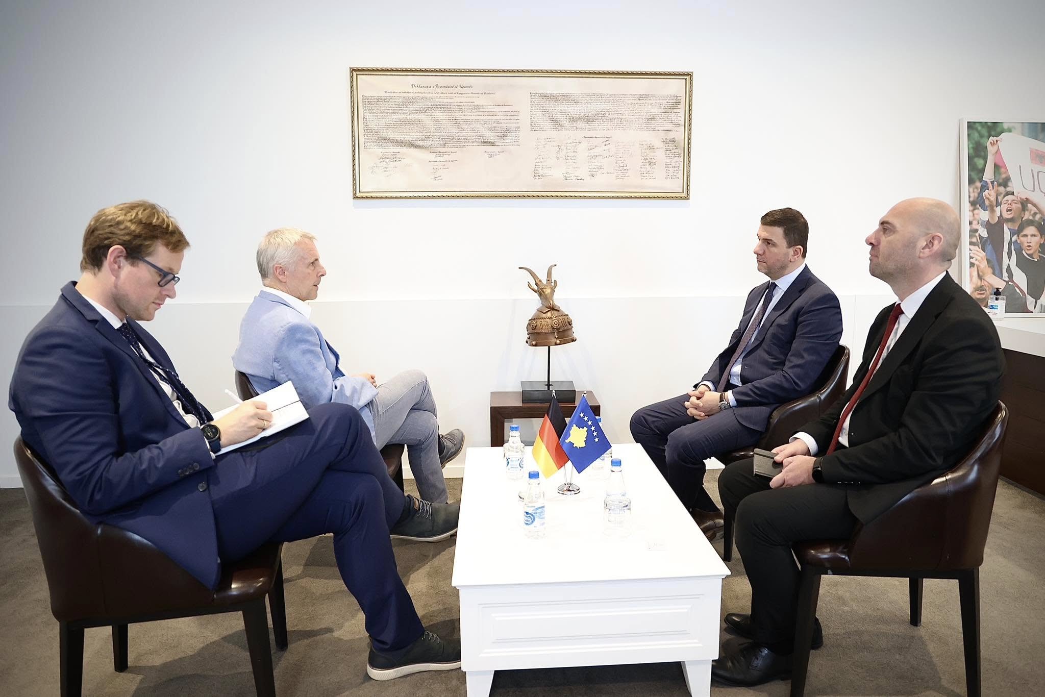 Memli Krasniqi pret ambasadorin gjerman Jorn Rohde
