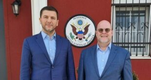 Kryetari i PDK-së, Memli Krasniqi ka biseduar me ambasadorin e Shteteve të Bashkuara të Amerikës në Prishtinë, Jeffrey Hovenier. Me këtë rast, Memli Krasniqi ka thënë se raporti i Kosovës me Shtetet e Bashkuara të Amerikës është i shenjtë, i pazëvendësueshëm dhe i përhershëm. Pas takimit, ai në një postim të tij ka shkruar se ka pasur diskutime të frytshme dhe miqësore me ambasadorin amerikan, Jeffrey Hovenier, sot, gjatë një dreke pune në rezidencën e tij, në Prishtinë. Takimi i Memli Krasniqit me ambasadorin Hovenier u zhvillua në kohën e situatës së tensionuar në veri të Kosovës dhe kërkesës amerikane dhe evropiane për shtendosjen sa më parë të situatës konfliktuoze.