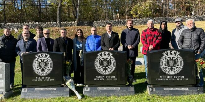 Kryetari i PDK-së, Memli Krasniqi, përfundoi vizitën zyrtare në Amerikë me homazhe pranë varreve të vëllezërve Bytyçi