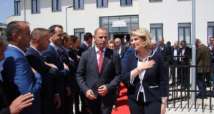 Mimi Kodheli shpallet “Qytetare Nderi” e Komunës së Drenasit