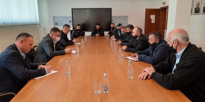 Ministri, Blerim Kuçi pret në takim Këshillin Grevist, Sindikatën dhe Menaxhmentin e Trepçës
