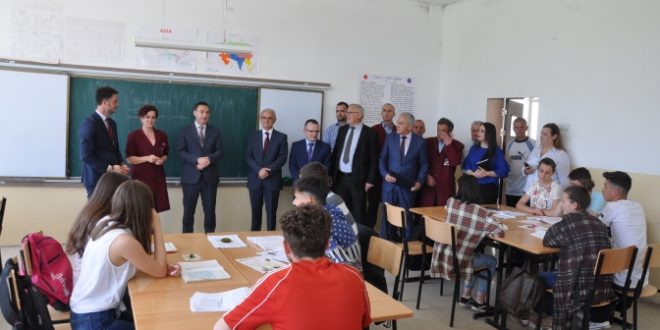 Ministri i Arsimit, Shyqiri Bytyçi ka, vizituar komunën e Drenasit, ku ka përfunduar testi “PISA”