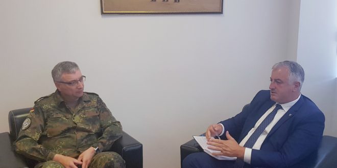 Ministri i Mbrojtjes, Rrustem Berisha priti në takim pune Drejtorin e NALT-it, gjeneralin Oberneyer