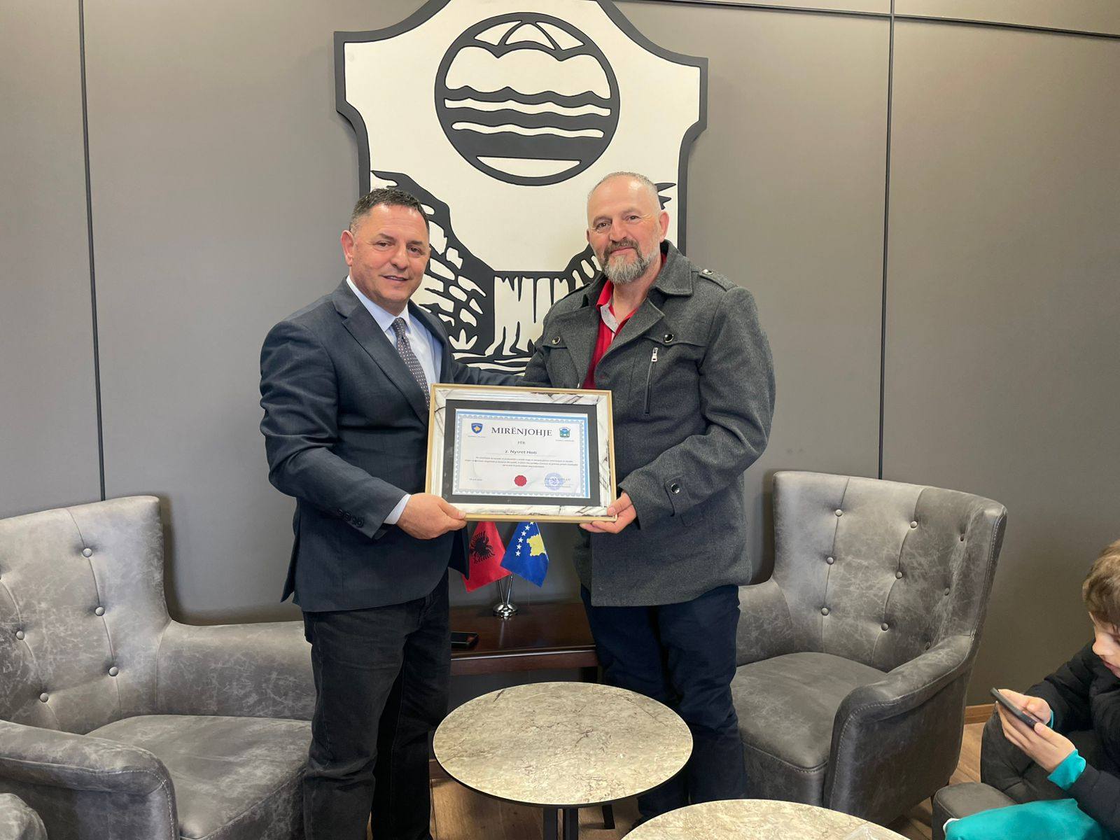 Kryetari Kastrati ndau mirënjohje për afaristin  njëkohësisht këshilltar komunal në Grundau të Gjermanisë  Nysret Hoti