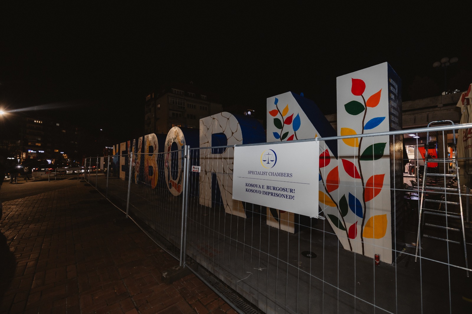  NEWBORN  i rrethuar simbolikisht nga aktivistët për të shprehur indinjatën ndaj Speciales