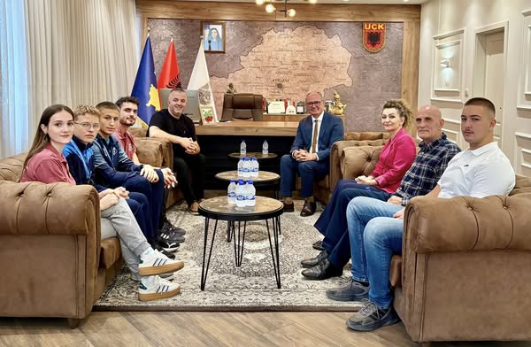 Kryetari Agim Aliu priti në takim Notarët e Klubit të Notit  Kastrioti 