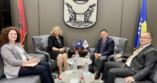Kryetari, Kastrati dhe nënkryetari, Krasniqi, pritën në takim, drejtoreshën e Odës Ekonomike Gjermano - Kosovare, Nora Hasani - Llapashtica